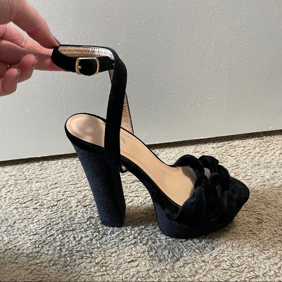 Velvet high heels sandals. - Picture 3 of 3